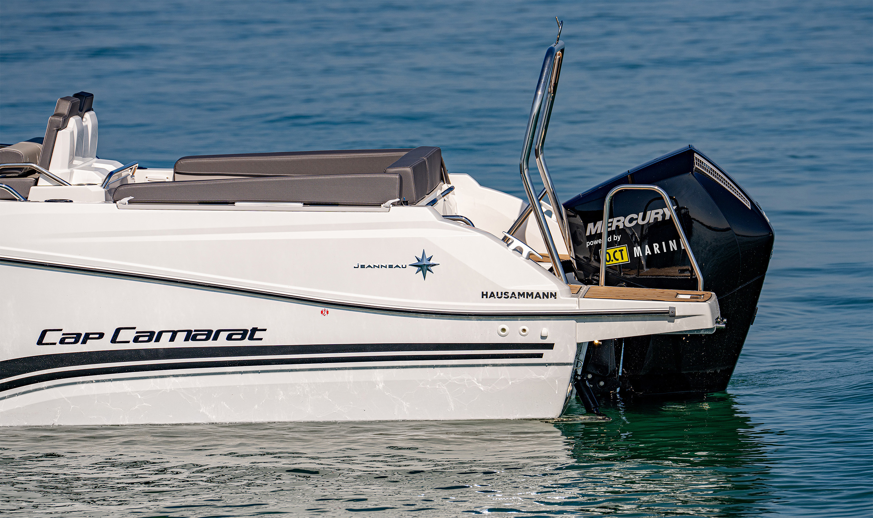 Motorboot mit Mercury FourStroke Außenbordmotor auf dem Wasser